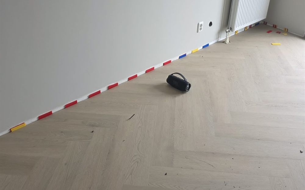 Parket leggen in visgraat: eiken planken haaks op elkaar