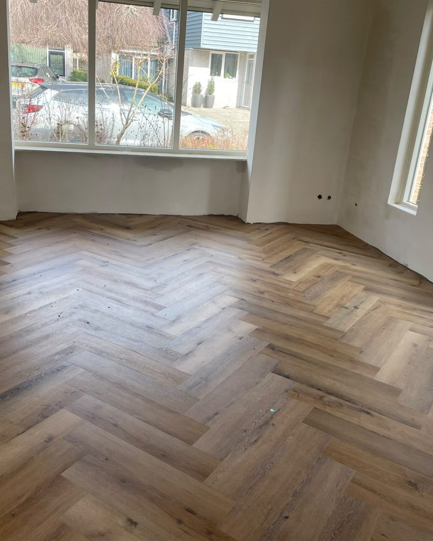 Pvc vloer in houtlook gelegd in een woonkamer
