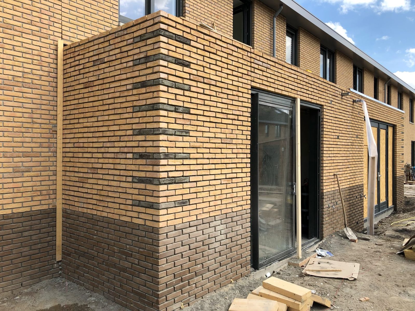 Aanbouw in Tiel: uitbouw in metselwerk dat aansluit op de bestaande gevel