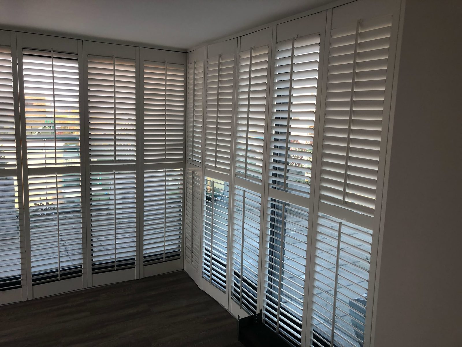 Afgewerkte aanbouw met shutters langs twee gevels