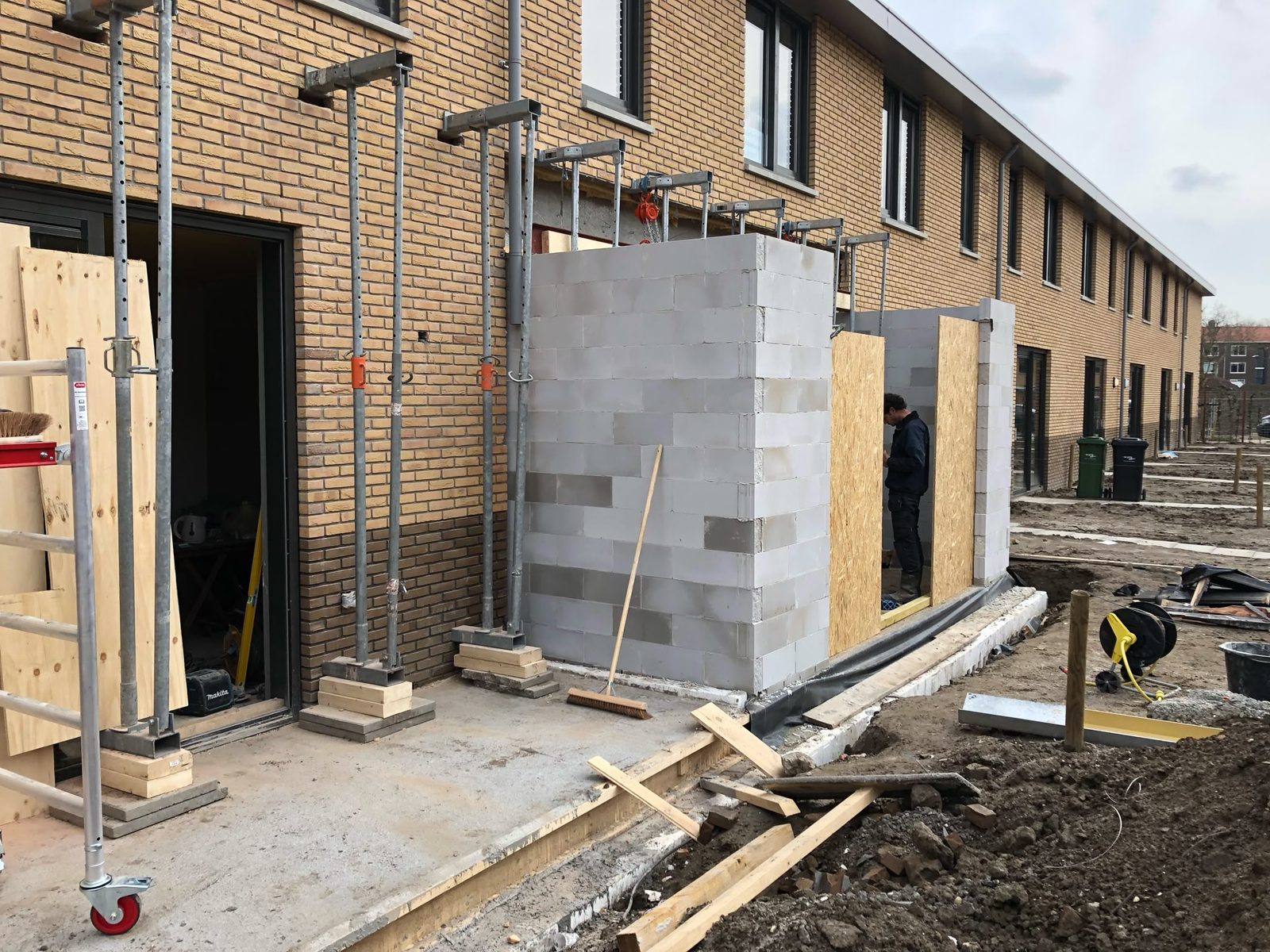 Uitbouw aan de achterzijde van een woning