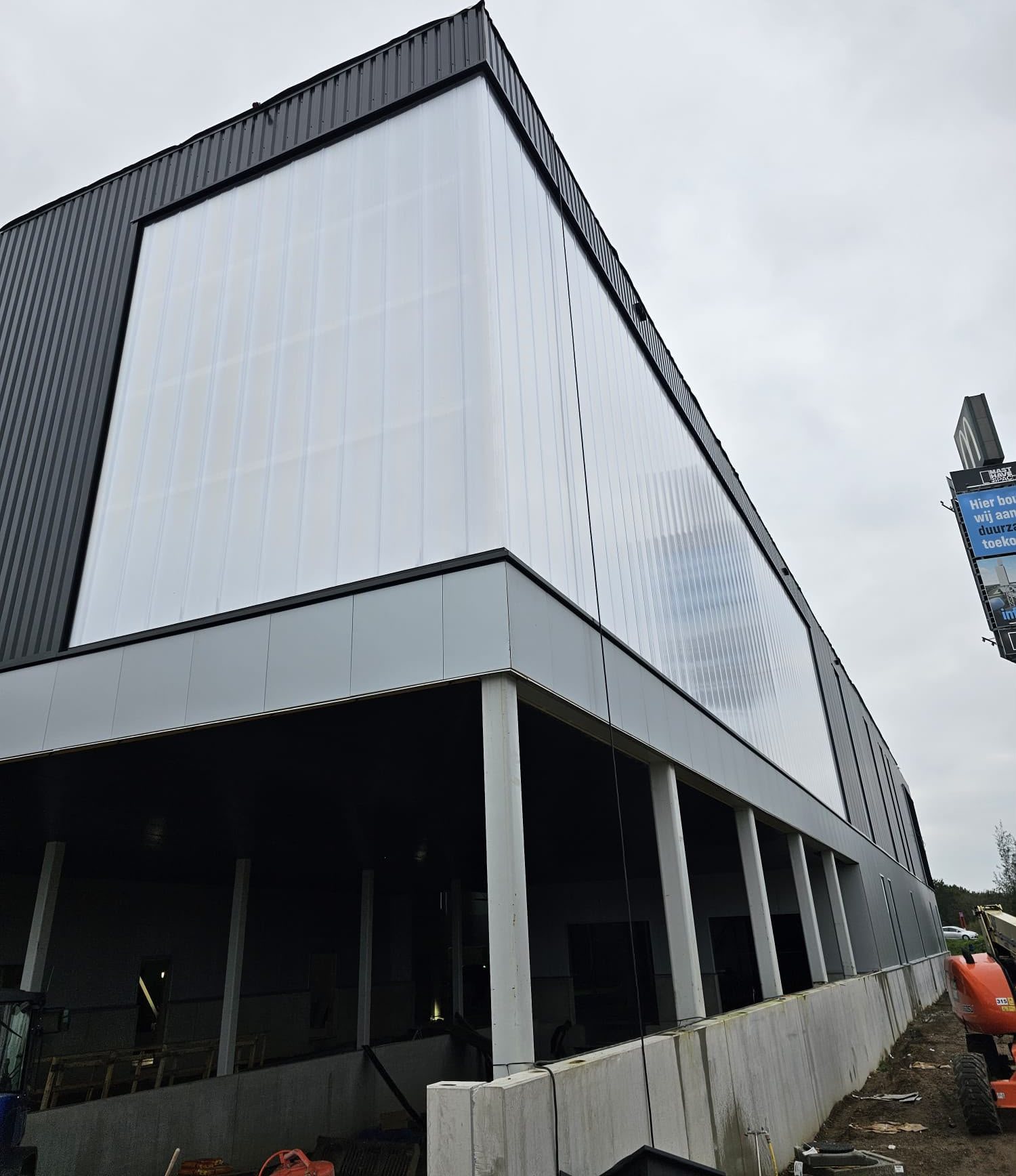 Afgewerkte gevel van de bedrijfshal met translucente panelen