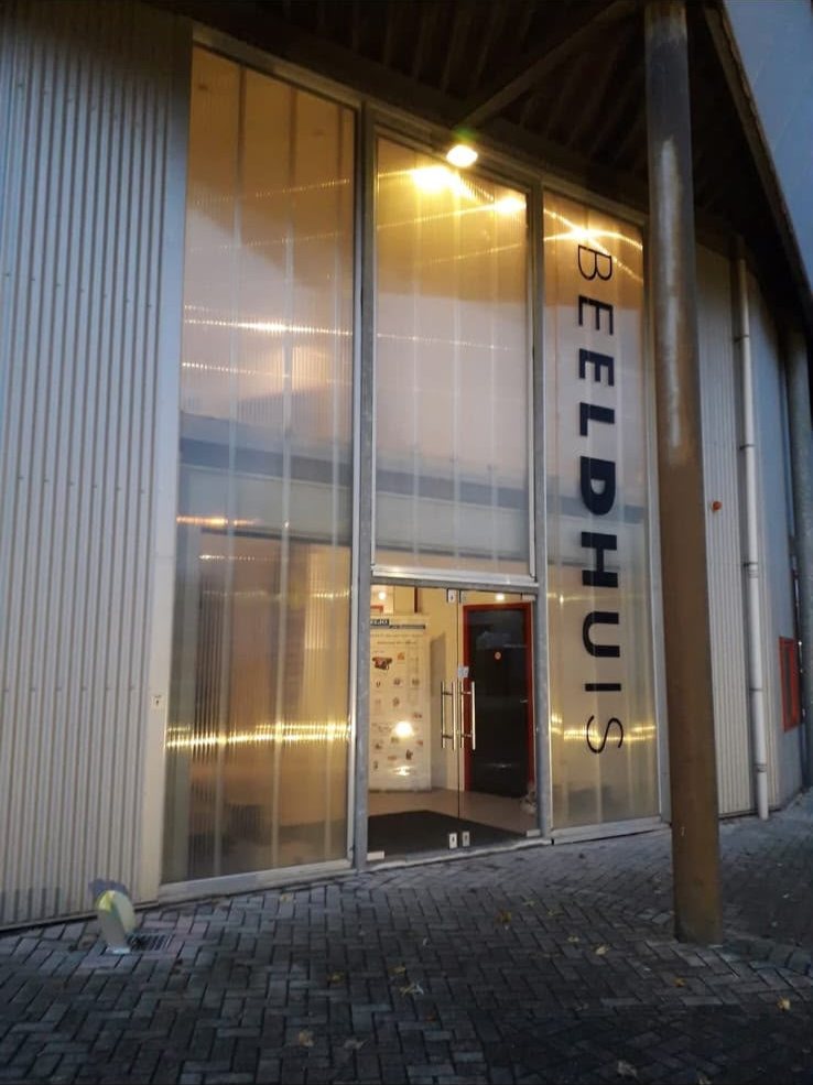 Bedrijfspand met houten gevelbekleding en glazen pui