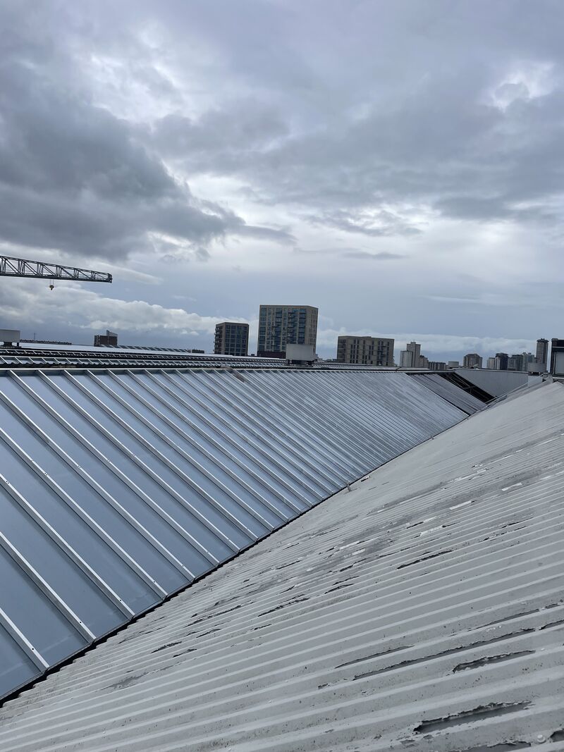 Groot bedrijfsdak tijdens renovatie door onze dakdekkers