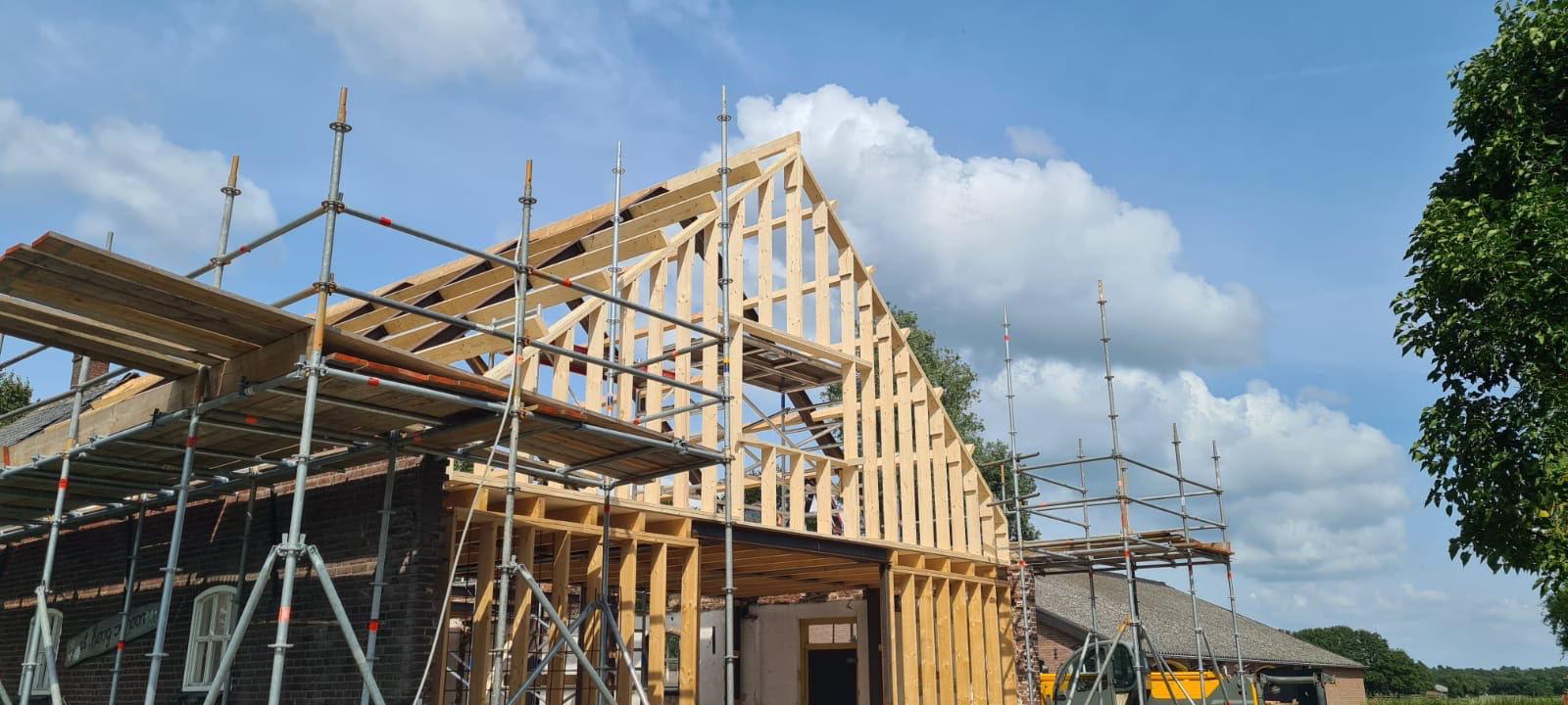 Nieuwe dakopbouw op een woonboerderij in Wageningen, gezien vanaf de steiger