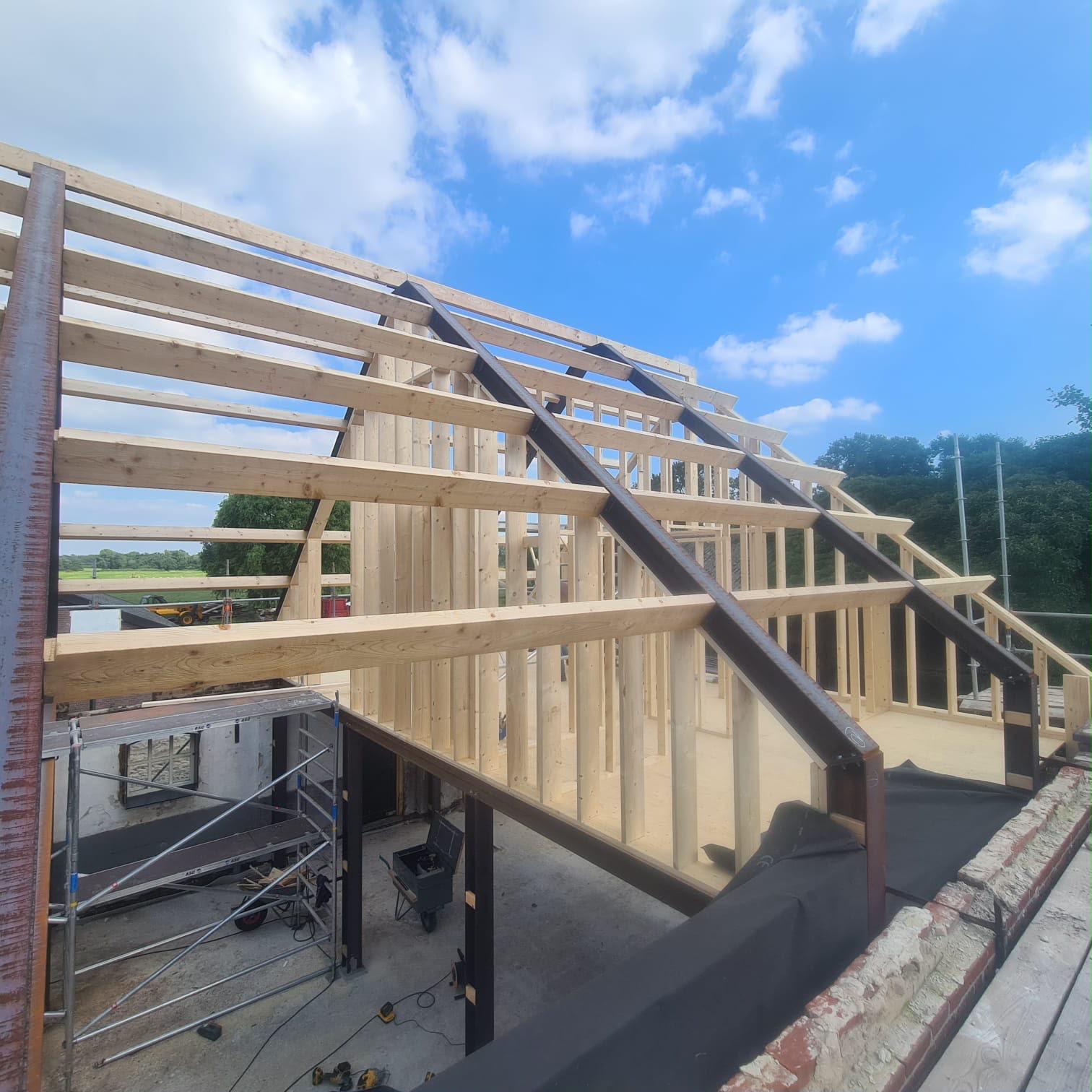 Dakopbouw op een woonboerderij met nieuwe kapconstructie
