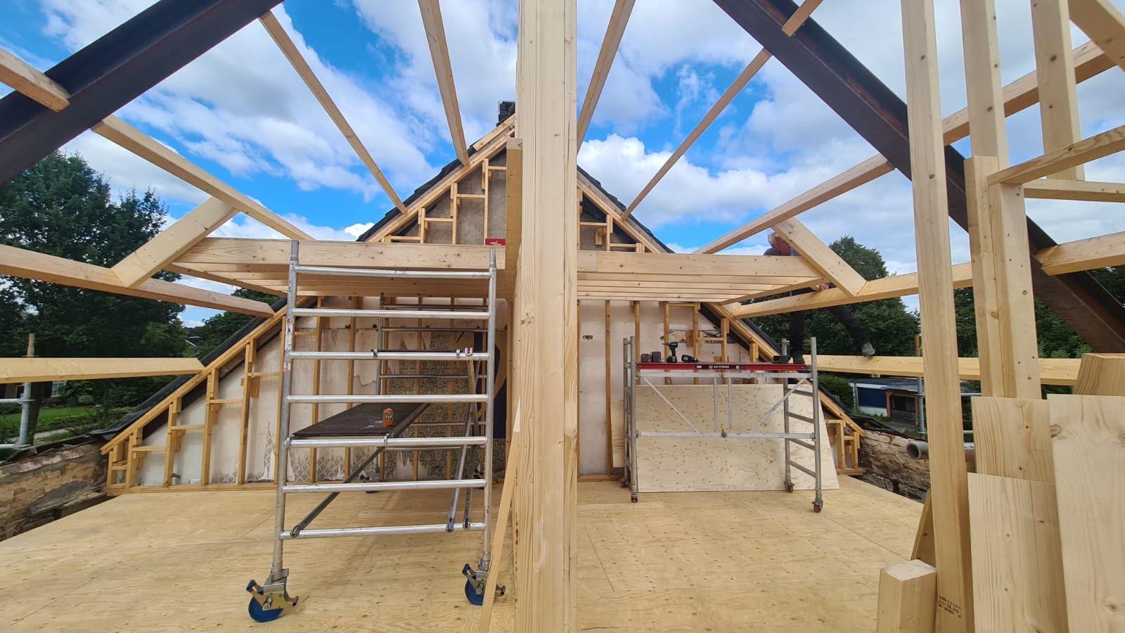 Dakopbouw in aanbouw op een bestaande woning