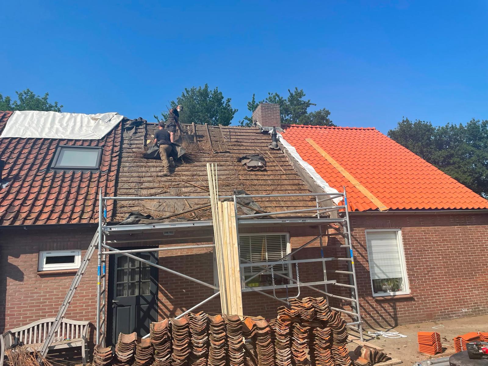 Dakrenovatie halverwege: oude pannen eraf, nieuwe oranje pannen erop