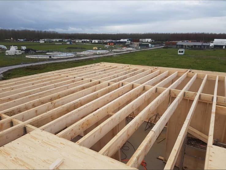 Houten balklaag van een verdiepingsvloer tijdens de ruwbouw