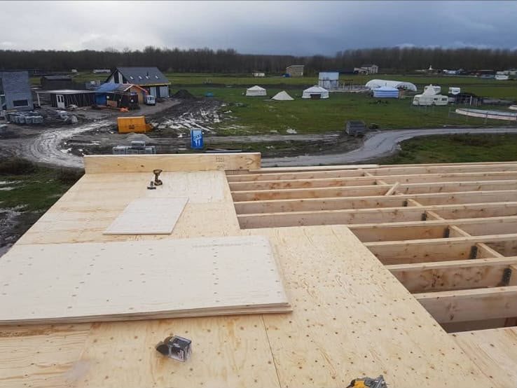Houten vloerconstructie met plaatmateriaal op de begane grond