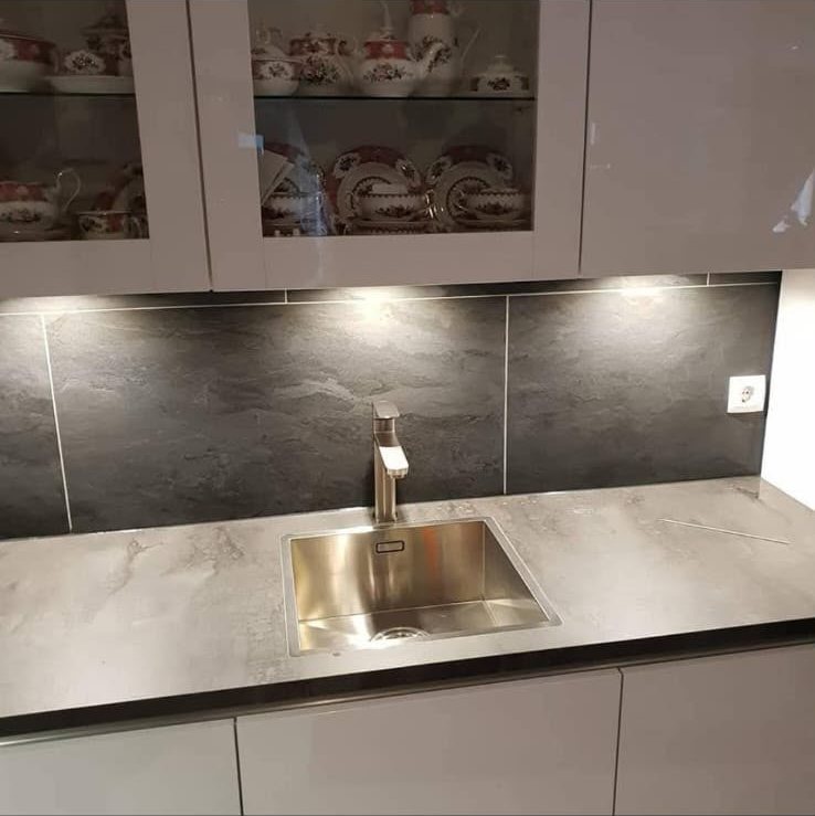 Keuken met betonlook werkblad en verlichte nissen