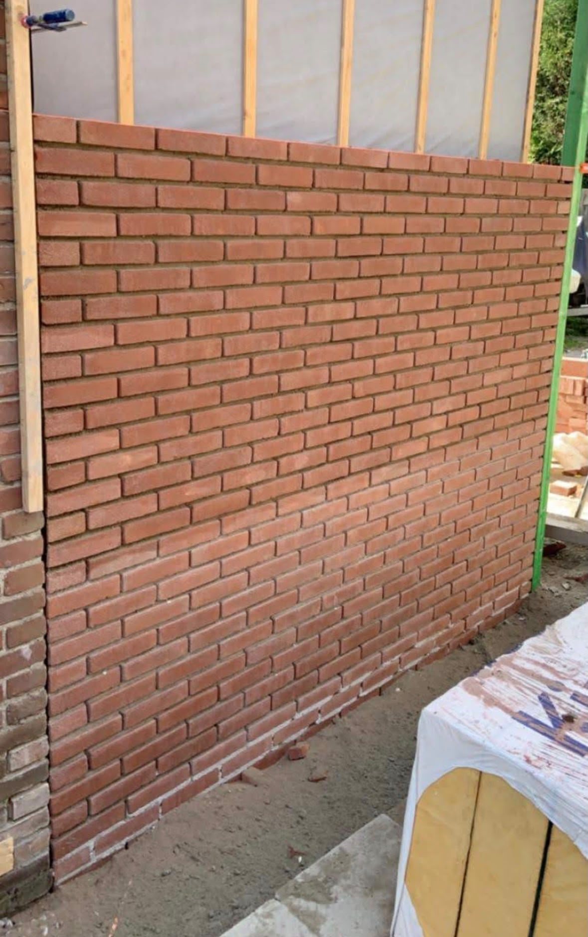 Gemetselde binnenmuur in schoon metselwerk