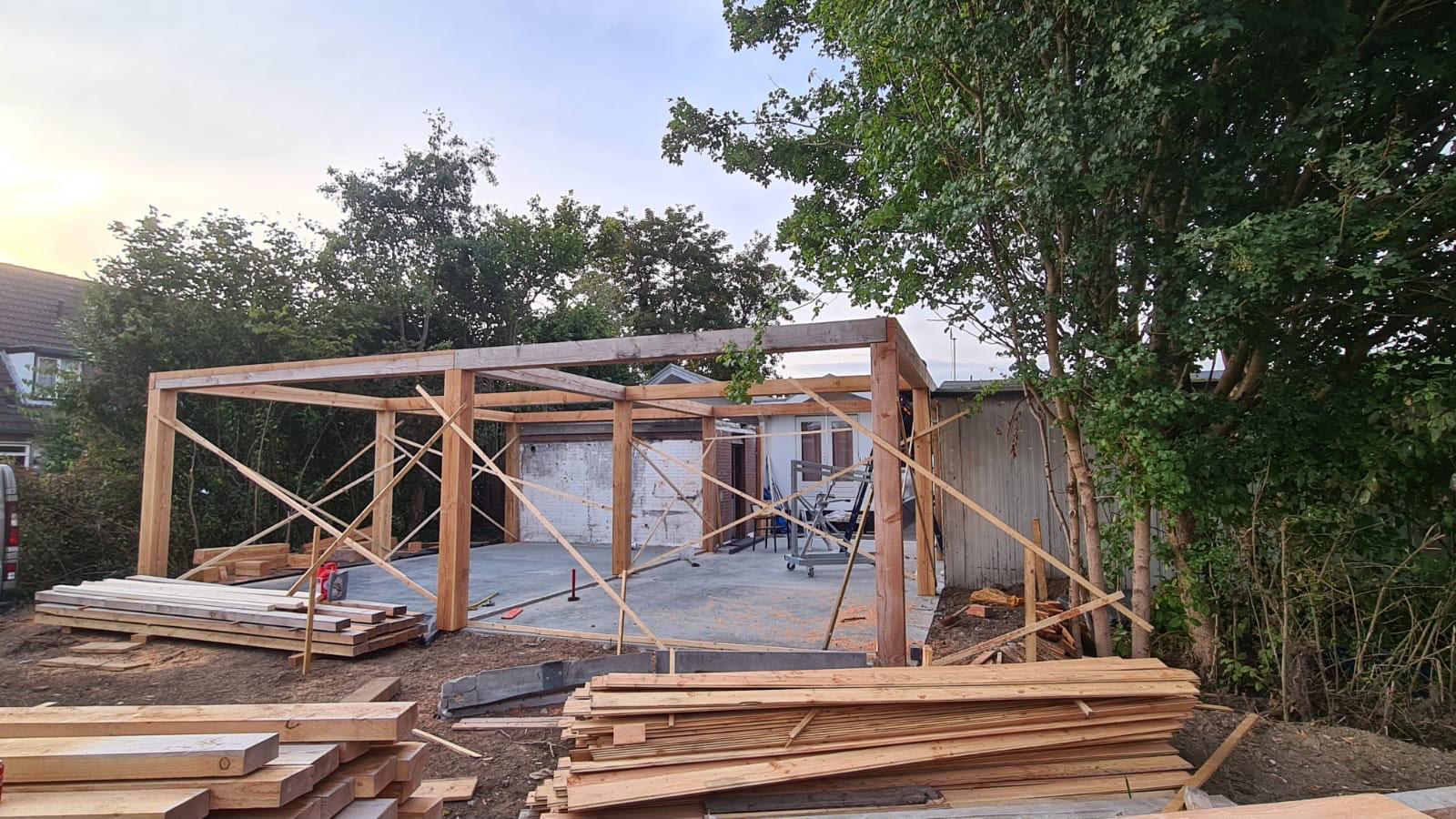 Houten constructie op een nieuw aangelegde fundering met betonvloer