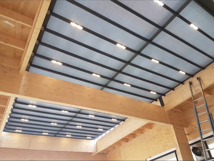Houten overkapping met glazen lichtstraat en ingebouwde spots