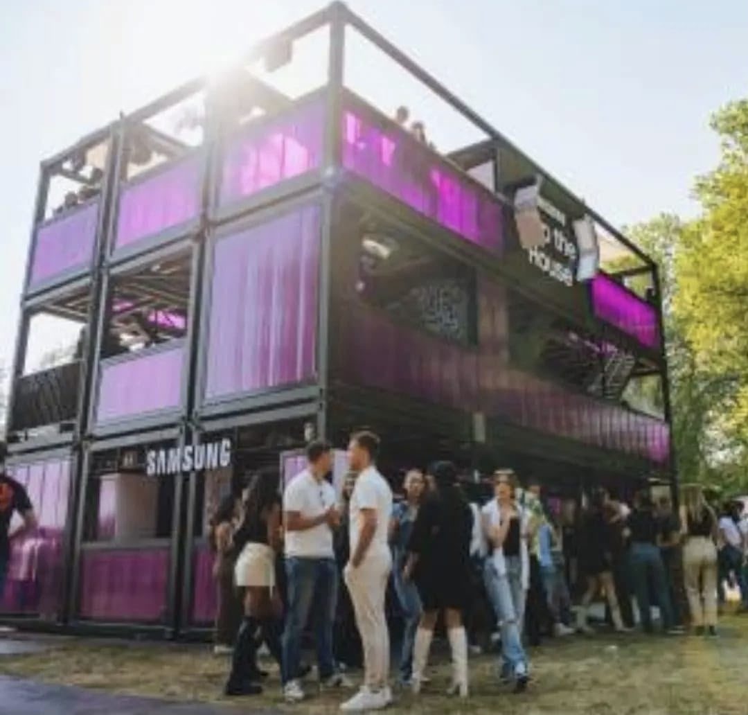 Het opgebouwde paviljoen in bedrijf tijdens een evenement