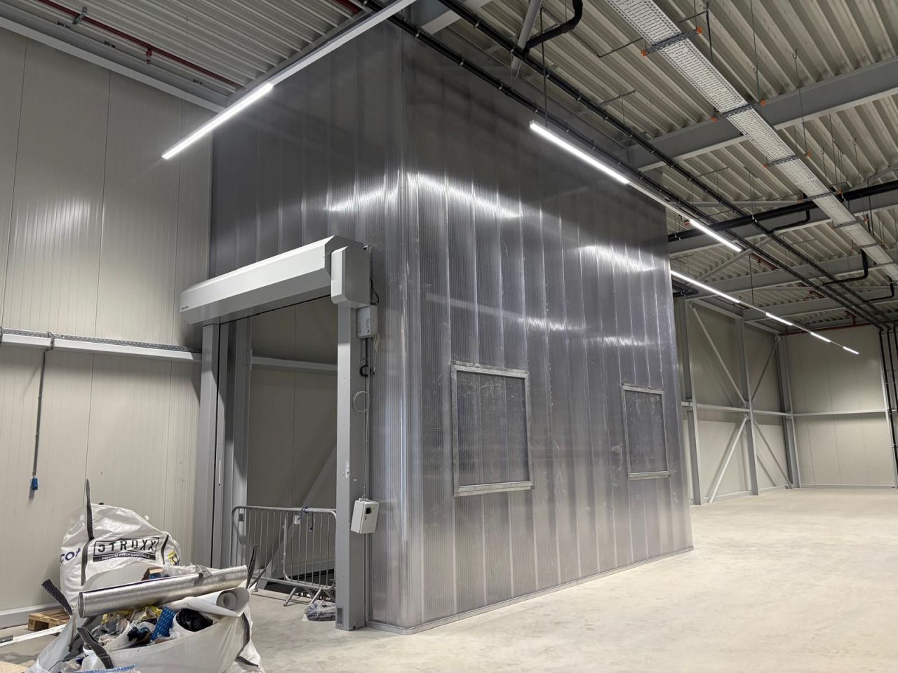 Nieuwe ruimte in translucente panelen binnen de hal bij Quooker