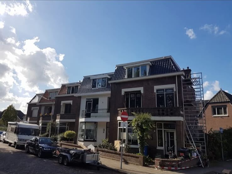 Karakteristiek herenhuis met nieuwe dakopbouw, dakkapellen en zonnepanelen