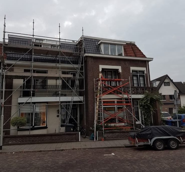 Herenhuis in de steigers tijdens een dakrenovatie door Doesburg & Boers Totaalbouw