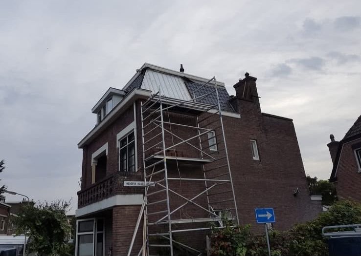 Dakwerk aan een herenhuis vanaf de steiger