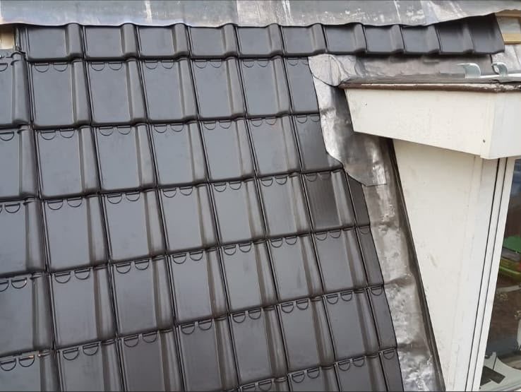 Aansluiting van dakpannen op een dakkapel met nieuw loodwerk