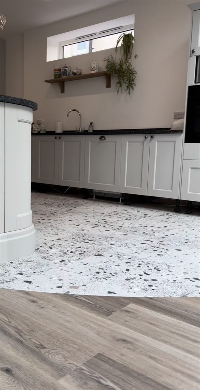 Nieuwe vloer in de keuken, doorlopend tot in de hal