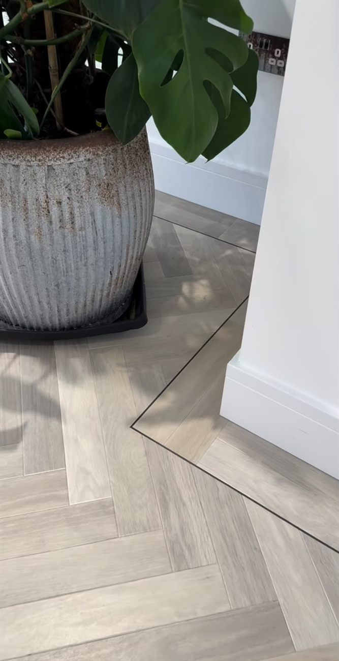 Detail van de vloer met de aansluiting op het keukenblok