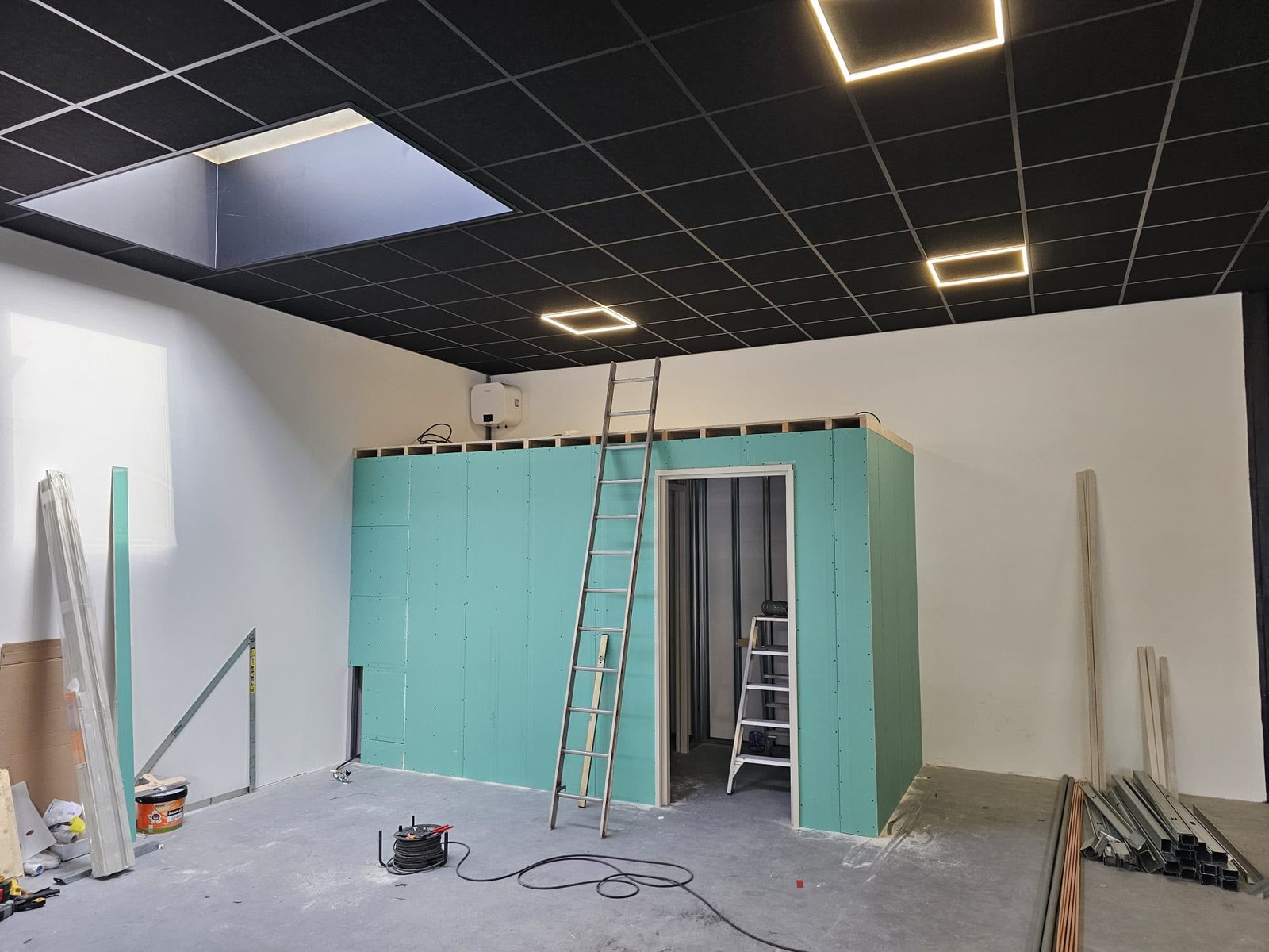 Interieur in afbouw met vochtwerende gipswanden en zwart plafond