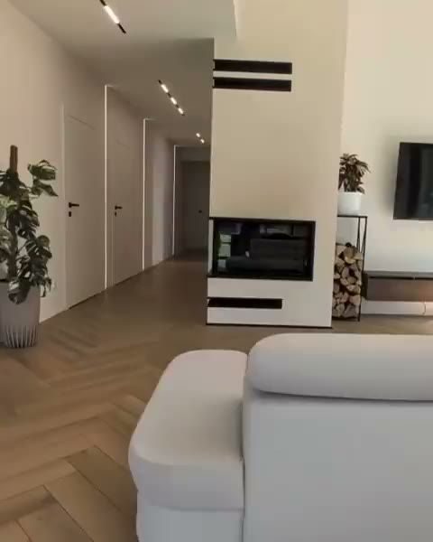 Visgraatvloer in een woonkamer, strak gelegd tot tegen de wand